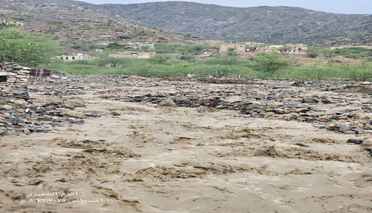 سيول جارفة تعزل تعز عن عدن: طريق هيجة العبد والمقاطرة في قبضة الفيضانات