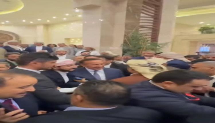 شاهد لحظة وصول أحمد علي عبدالله صالح وسط زحامٍ هائل من اليمنيين المتحمسين
