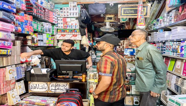 عدن.. حملة للرقابة على أسعار المواد القرطاسية في صيرة تزامناً مع العام الدراسي الجديد