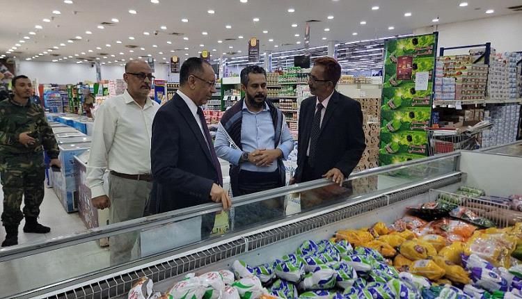 وزير الصناعة يطلع على مدى التزام التجار بتخفيض الأسعار ويحذر: لا تهاون مع المتلاعبين بقوت المواطن