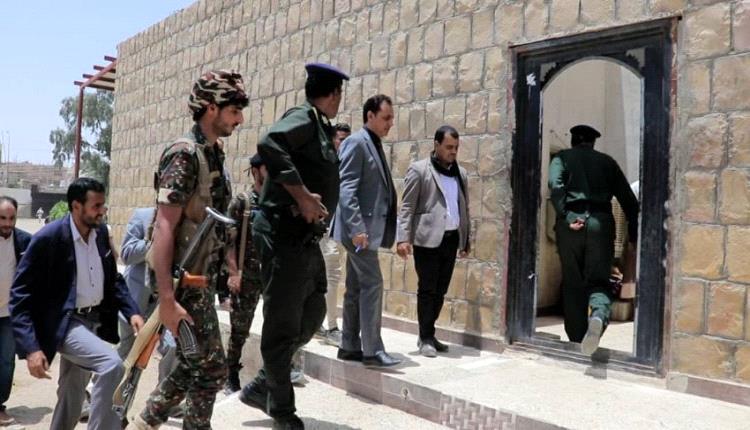 في سجن مأرب المركزي.. معتقل يتلقى زيارة صادمة من جلاده السابق ببدلة "حقوقي"