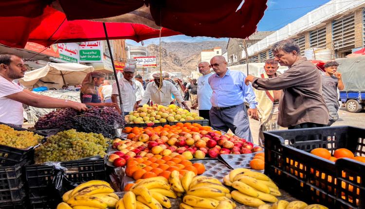 مكتب أشغال صيرة ينفذ حملة لتنظيم الأسواق في المديرية