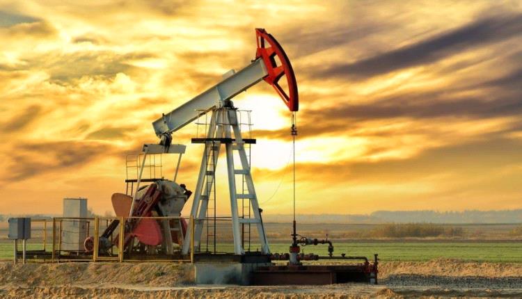 النفط يتراجع بعد رفع وكالة الطاقة الدولية توقعاتها للمعروض