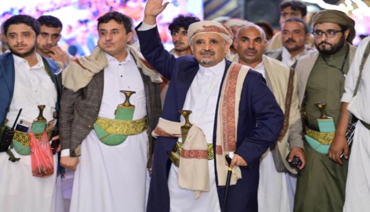 وقفات مسلحة أمام منازل مشايخ حاشد وبكيل.. الحوثيون يرفعون منسوب التوتر القبلي