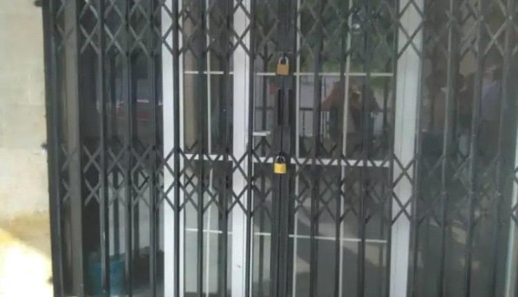 بالأسم..ضابط يقتحم صندوق النظافة في تعز للحصول على أموال بالقوة