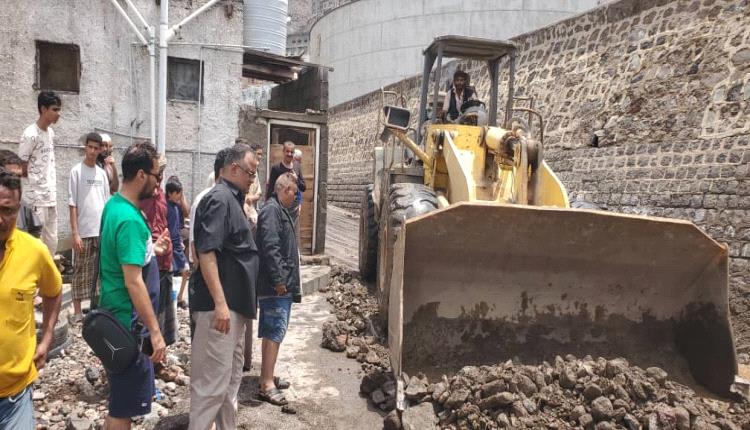 عدن.. مدير عام مديرية التواهي ينفذ جولة ميدانية للتعامل مع أضرار الأمطار