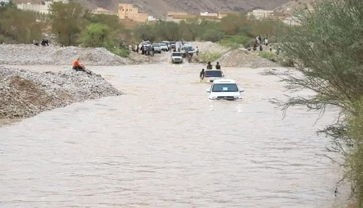 سيل حضرموت يفضح تهور المحافظ.. صورة مثيرة وحادث خطير يطال مرافقيه