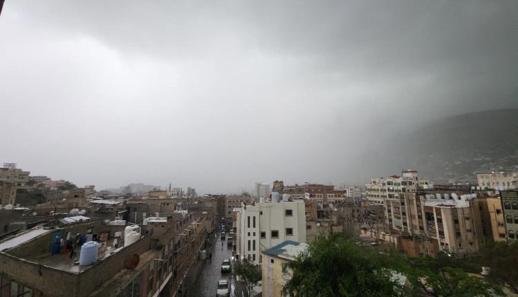 أمطار تعز تُسقط جزءًا من العطش.. وصهاريج المياه تتراجع أسعارها بعد أشهر من الجحيم