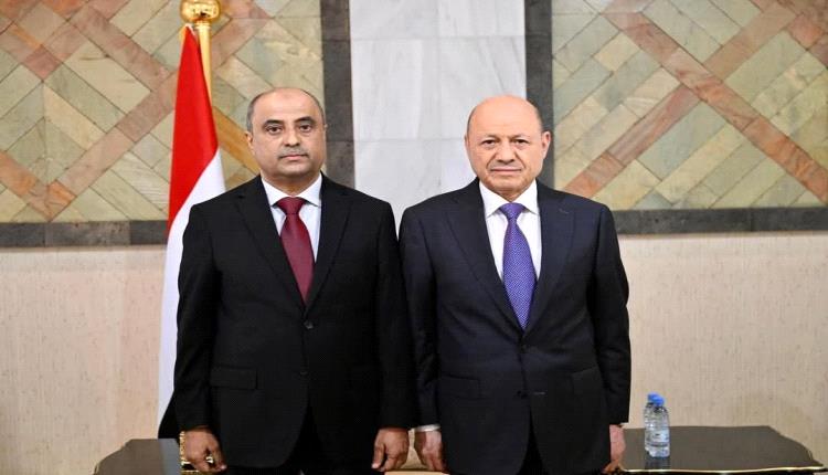 مصدر في مكتب رئاسة الجمهورية يكشف حقيقة الخلافات بين رئيس الحكومة والعليمي