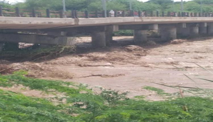 صور.. سيول تضرب اهم واحد اشهر الجسور في اليمن.. يربط بين المحافظات
