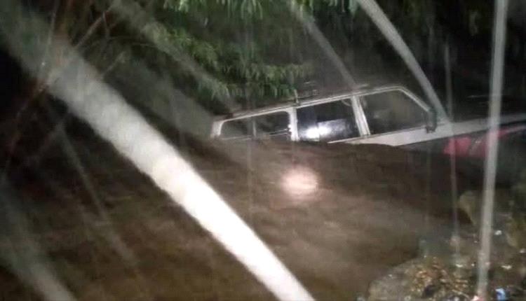 انهيار جسر وادي نخلة يجرف الشريان الحيوي بين تعز والحديدة ويعزل قرى بأكملها