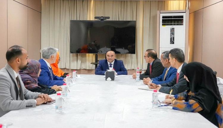 الحكومة تؤكد على التنسيق مع المنظمات الأممية والدولية لتوظيف المساعدات بطريقة فعالة