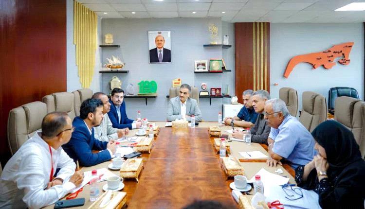 جدار ساند وممر آمن.. قرارات سلطة عدن لمواجهة كوارث السيول