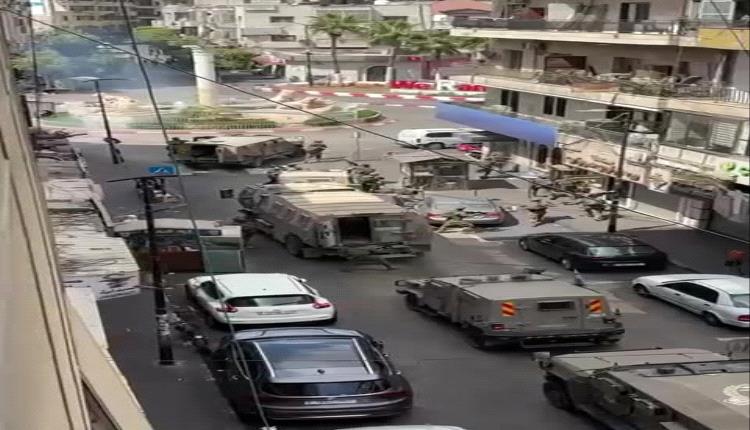 مواجهات عنيفة وعشرات الإصابات.. جيش الإحتلال الإسرائيلي يقتحم رام الله بحشد عسكري كبير 