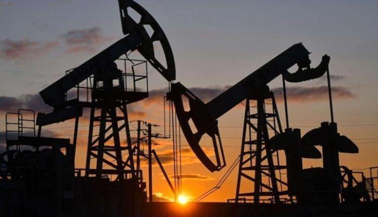 النفط يتراجع وسط تقييم السوق لآفاق الطلب في أمريكا