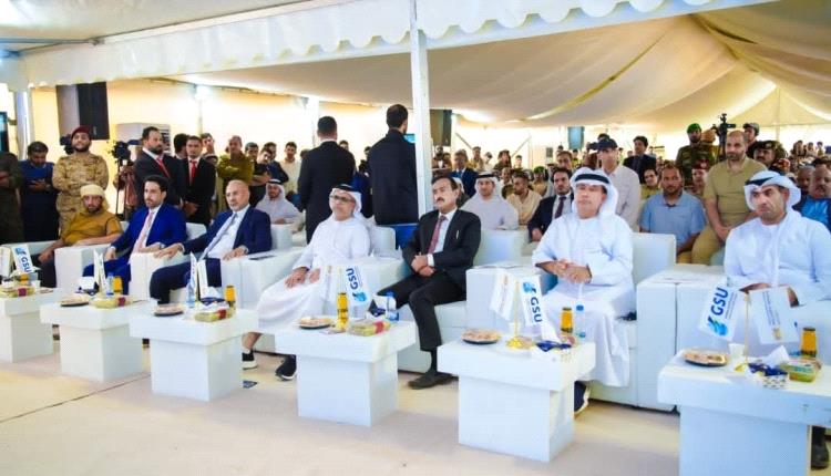 وسط اشادات بدعم الامارات.. الزُبيدي يدشن عمل محطة الطاقة الشمسية في شبوة 