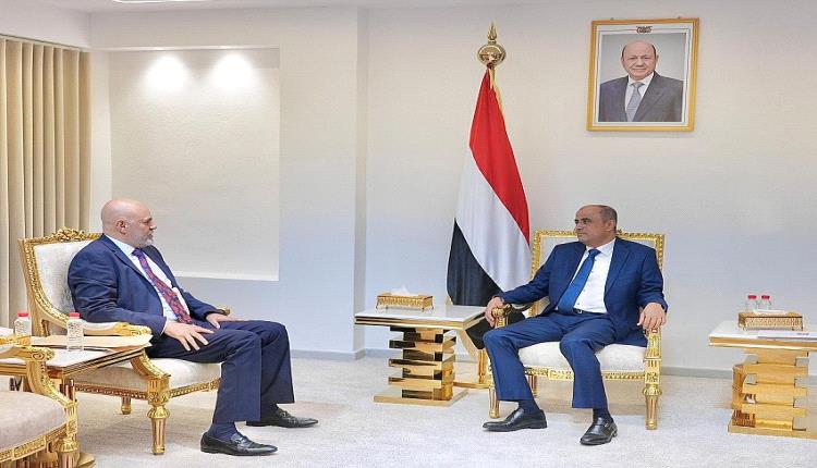 رئيس الحكومة يشدد على محافظ تعز بوقف الجبايات غير القانونية وتوريد كامل الإيرادات للحساب العام