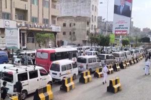 سائقو الباصات يرفضون التسعيرة الرسمية ويحتجون وسط فوضى مرورية وانهيار رقابة النقل بتعز