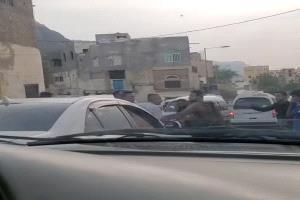 فيديو القبض بلال غنام تاجر الدين.. تورط بمشاريع وهمية بملايين الدولارات في تعز
