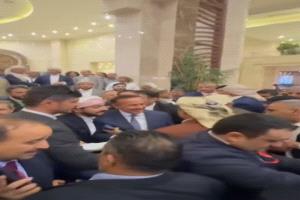 شاهد لحظة وصول أحمد علي عبدالله صالح وسط زحامٍ هائل من اليمنيين المتحمسين