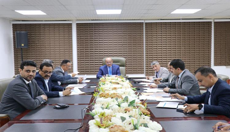 لجنة تنظيم وتمويل الواردات تحذر بعض المؤسسات من التواطؤ مع الحوثي وتهددها باجراءات عقابية