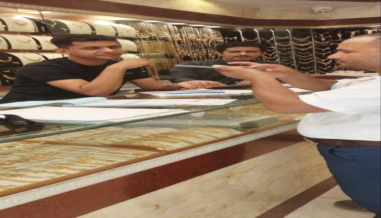 قيادي حوثي ينهب محال الذهب ويغلق بعضها قسريا في الحديدة