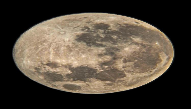 السماء على موعد مع آخر قمر عملاق لعام 2025