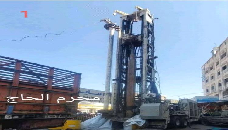 فضيحة بتعز: مدير المظفر يحوّل شارع حيوي إلى بئر عشوائي وغضب شعبي لوقف الحرب على المواطن