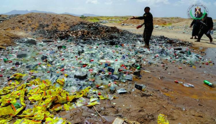 مكافحة المخدرات تتلف كمية كبيرة من الخمور المستوردة في عدن