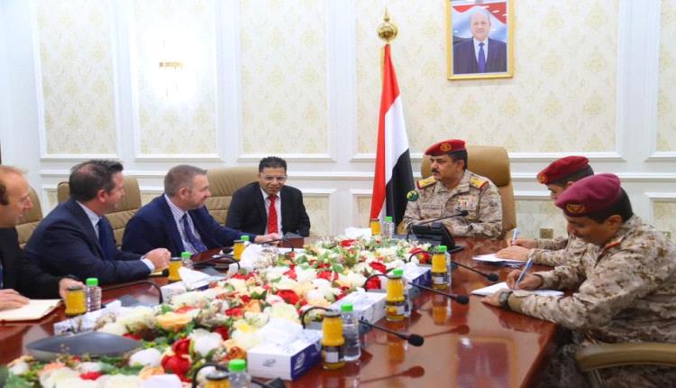 وزير الدفاع لكبير العسكريين البريطانيين: إيران مستمرة في تهريب الأسلحة والمخدرات للحوثي