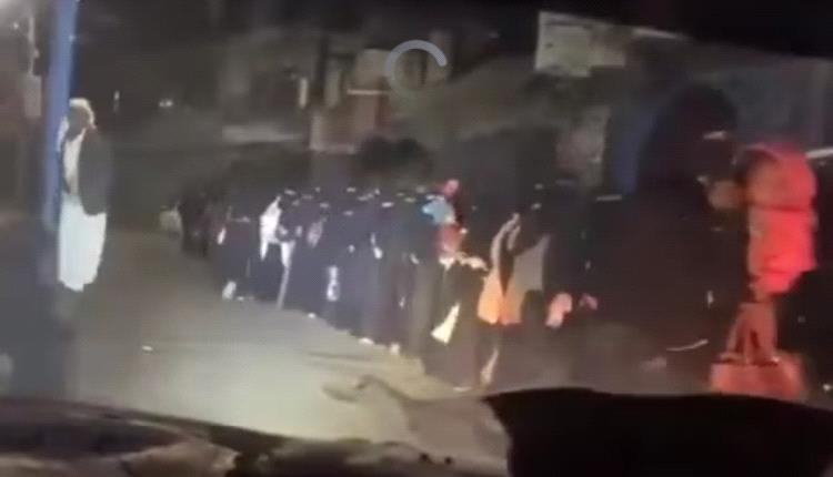 طوابير النساء ليلا تكشف "ذل العزة" وتفضح سلطة صنعاء