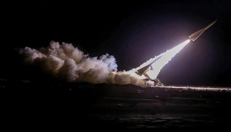 إيران تطلق صواريخ خلال مناورات بحرية قرب مضيق هرمز