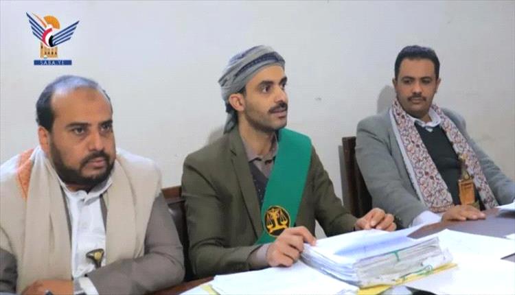 الحوثيون يحاكمون 12 مختطفًا بتهمة التخابر بينهم موظفون في السفارة الأمريكية