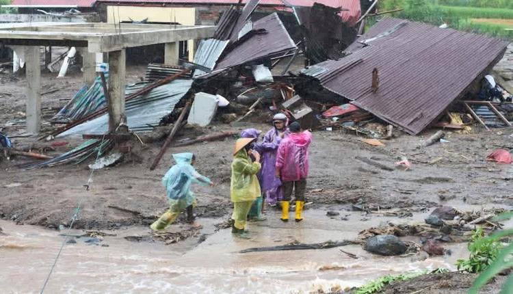 ارتفاع حصيلة قتلى الفيضانات في إندونيسيا إلى 883 وأكثر من 520 مفقود
