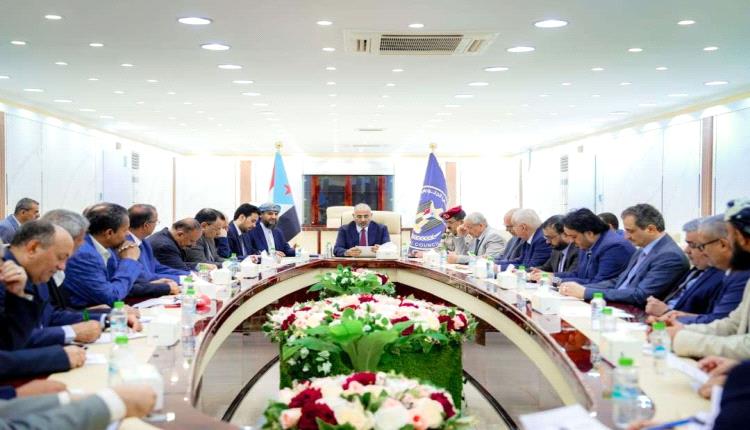 خلال اجتماع هام حضره المحرمي.. الزُبيدي يعلن مسمى دولة الجنوب القادمة ويوجه دعوة للشعب