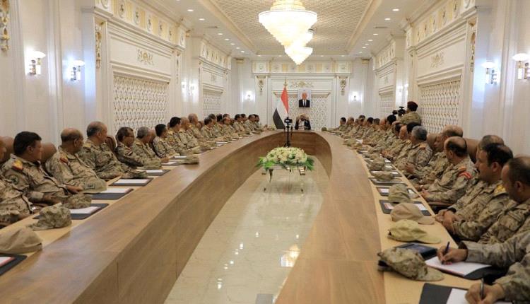 العرادة يشدد على رفع الجاهزية القتالية في مأرب ويكشف تحركات حوثية