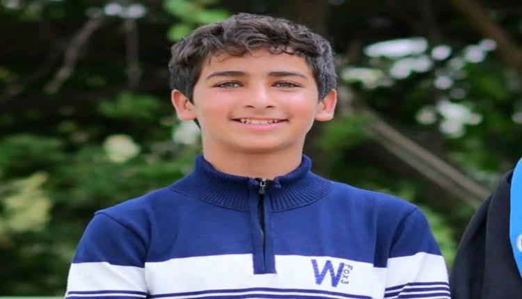 مدير مدرسة يحوّل إذاعة مدرسية إلى محكمة علنية ويهين طالب أمام المئات شمال صنعاء