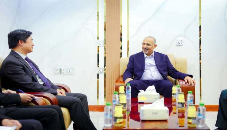 بكين تتحرك نحو عدن.. لقاء هام يجمع الزُبيدي بمسؤول صيني رفيع