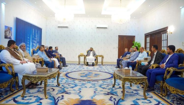 أبو زرعة يلتقي قيادات المهرة ويشدد على الالتزام الكامل بتوريد إيرادات المحافظة إلى البنك المركزي