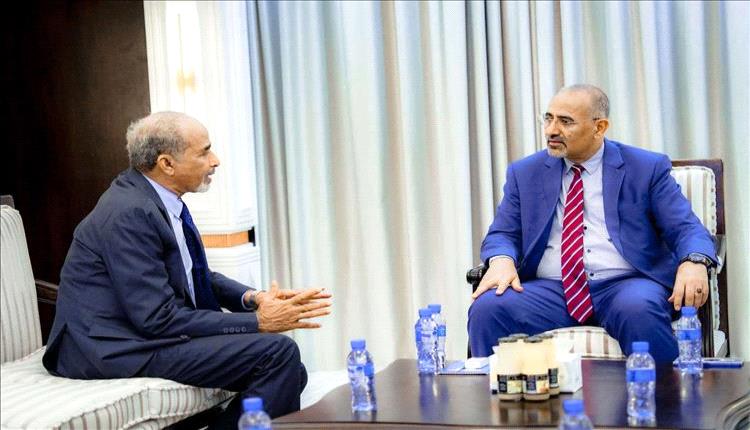 الزُبيدي يبحث مع الفريق الصبيحي مستجدات الأوضاع العسكرية والأمنية