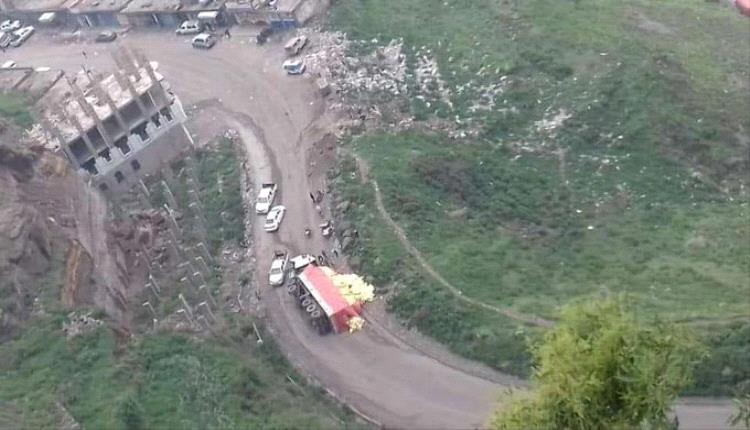 مصرع سائق بحادث مروع وتلف حمولة شاحنة عصير سقطت في هاوية عميقة بمشورة