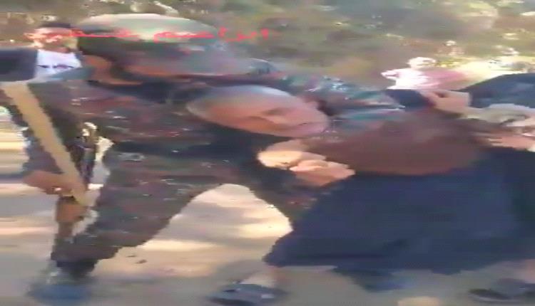بالفيديو.. مسلحو الحوثي يعتدون بوحشية على مسن في جبلة