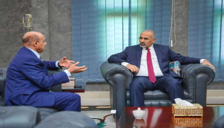 لقاء هام يجمع الزُبيدي ومحافظ البنك المركزي بشأن خطة الإصلاحات المالية والمصرفية