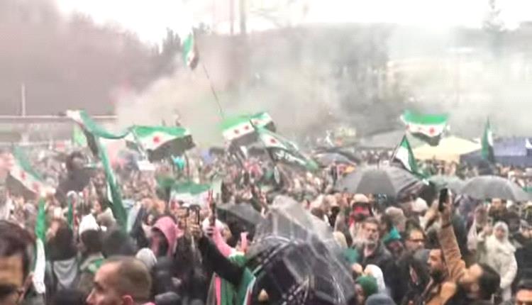 السوريون يتحتفلون بالذكرى الأولى لسقوط بشار الأسد  