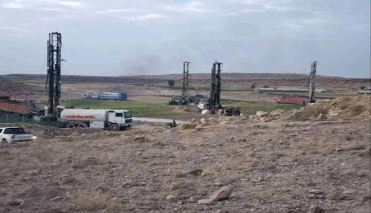 مسلحو الحوثي يحفرون آباراً عشوائية ويردمون مصادر المياه الخاصة في إب