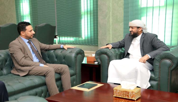 المحرمي يطلع على سير الإصلاحات في هيئة الأراضي بعدن 