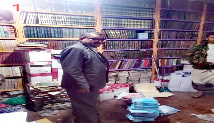 قاضي يعيد كتباً منهوبة بعد 10 سنوات.. وأهالي تعز يشيدون بـ"أنبل رجالات العدالة"