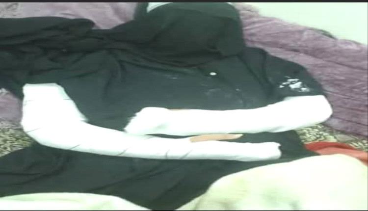اعتداء وحشي بتعز.. شخص ينهال ضربا على شقيقته المحامية بعد اقتراب خيوط قضية قتل قديم منه