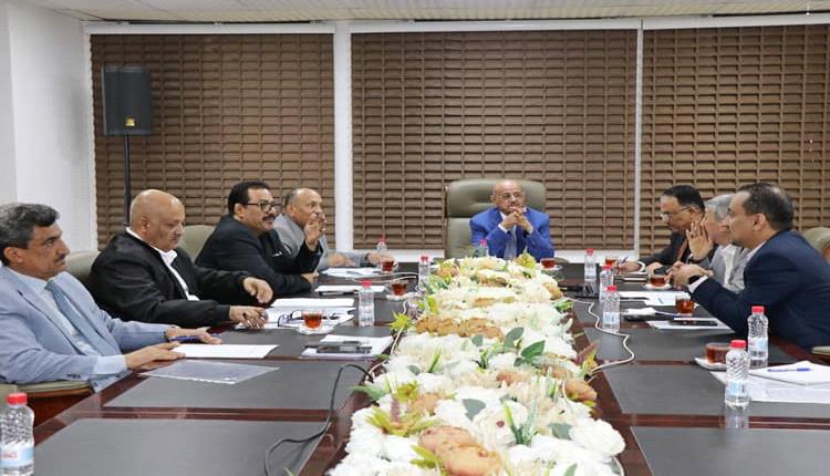 لجنة تمويل الواردات تجدد تحذيراتها للمؤسسات وتشدد على الالتزام بالتعامل بالريال اليمني