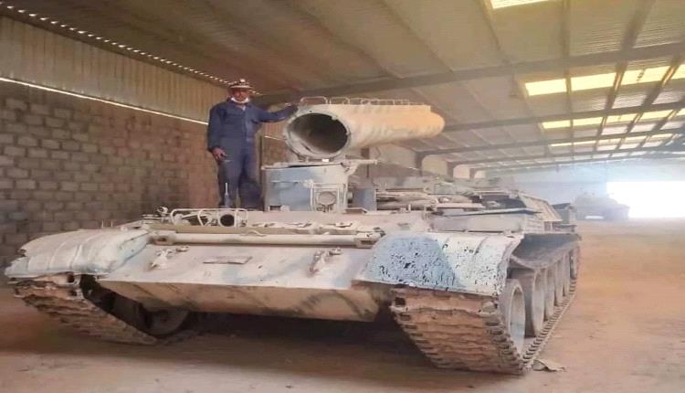 بعد 3 عقود من الفراق القسري.. عسكري جنوبي يلتقي مدرعته القديمة بحضرموت